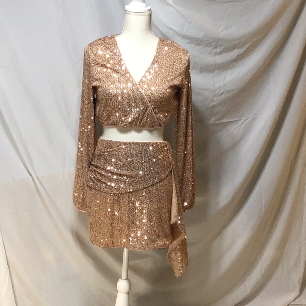 Etiquette sexy 🔥 peach sequin skirt and crop top set. Size S